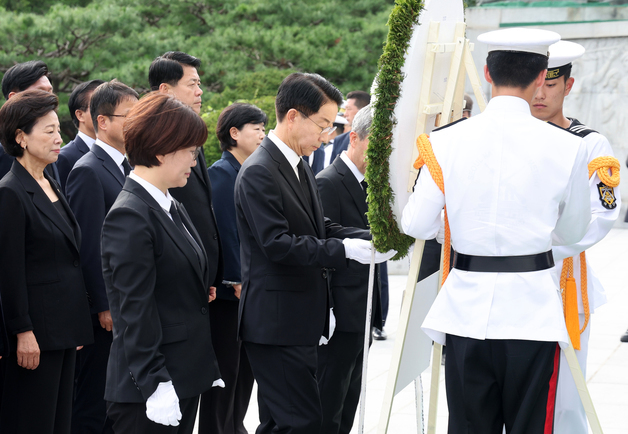 헌화하는 조정식 국회의장