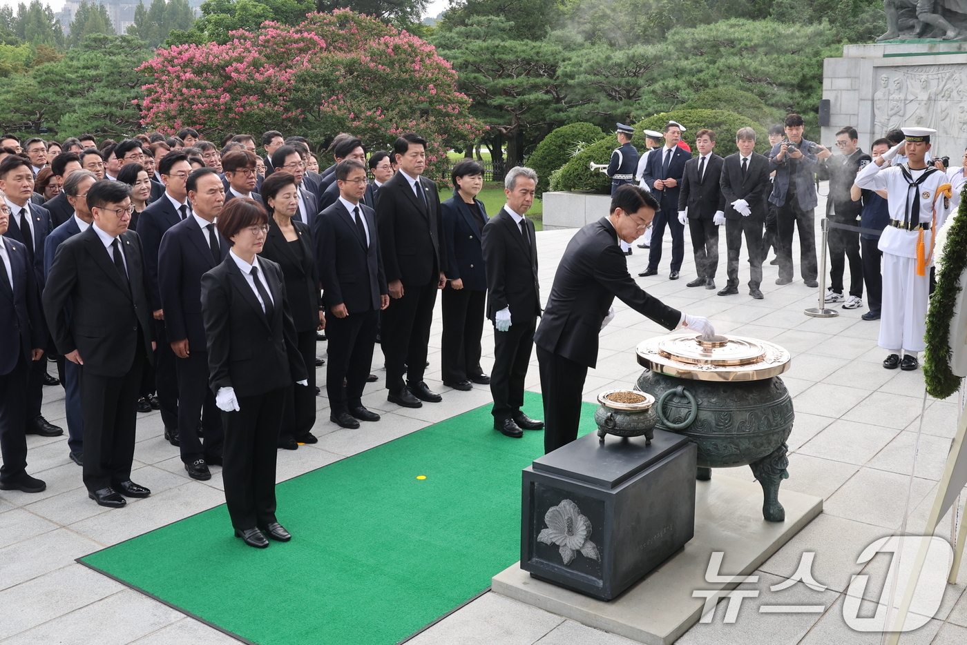 (서울=뉴스1) 황기선 기자 = 조정식 국회의장이 24일 오전 서울 동작구 국립현충원에서 의원들과 22대 후반기 국회 개원을 맞아 현충탑을 참배하고 있다. 2026.7.24/뉴스1 …
