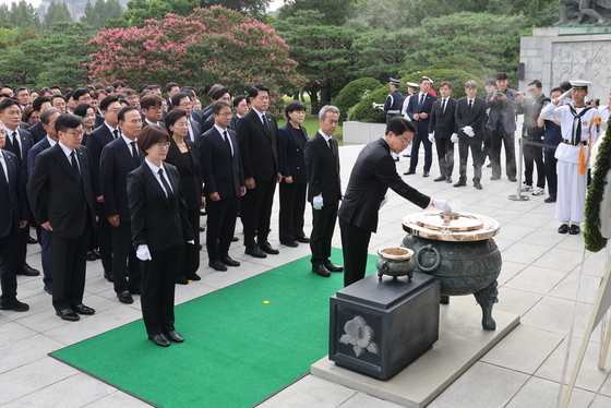 현충탑서 분향하는 조정식 국회의장