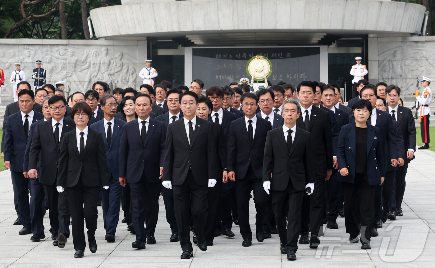 (서울=뉴스1) 황기선 기자 = 조정식 국회의장과 한병도, 정점식 여야 원내대표가 24일 오전 서울 동작구 국립현충원에서 의원들과 22대 후반기 국회 개원을 맞아 현충탑 참배를 마 …