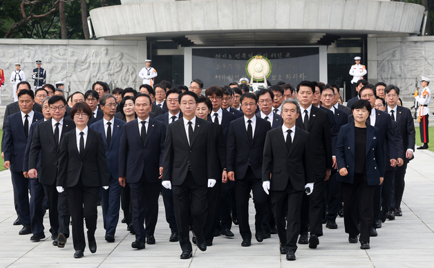22대 국회 후반기 원 구성 마무리…현충원 찾은 의장단·상임위원장단