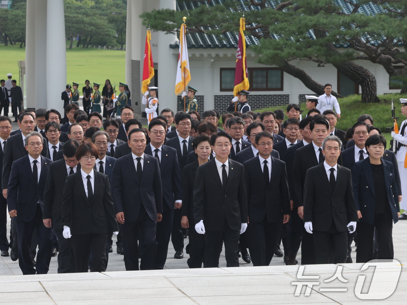 (서울=뉴스1) 황기선 기자 = 조정식 국회의장과 한병도, 정점식 여야 원내대표가 24일 오전 서울 동작구 국립현충원에서 의원들과 22대 후반기 국회 개원을 맞아 현충탑을 참배하고 …