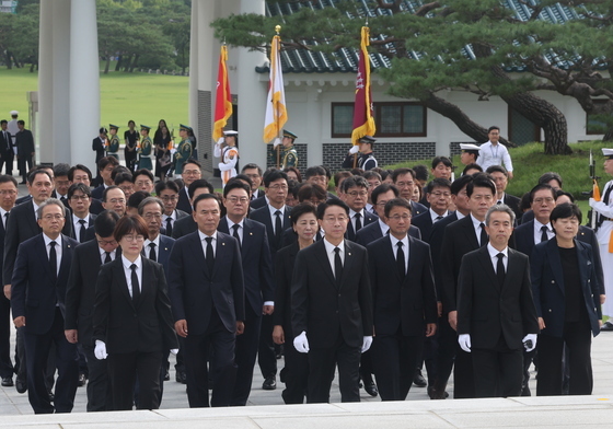 국회 후반기 원 구성 마무리…현충원 찾은 의장단·상임위원장단