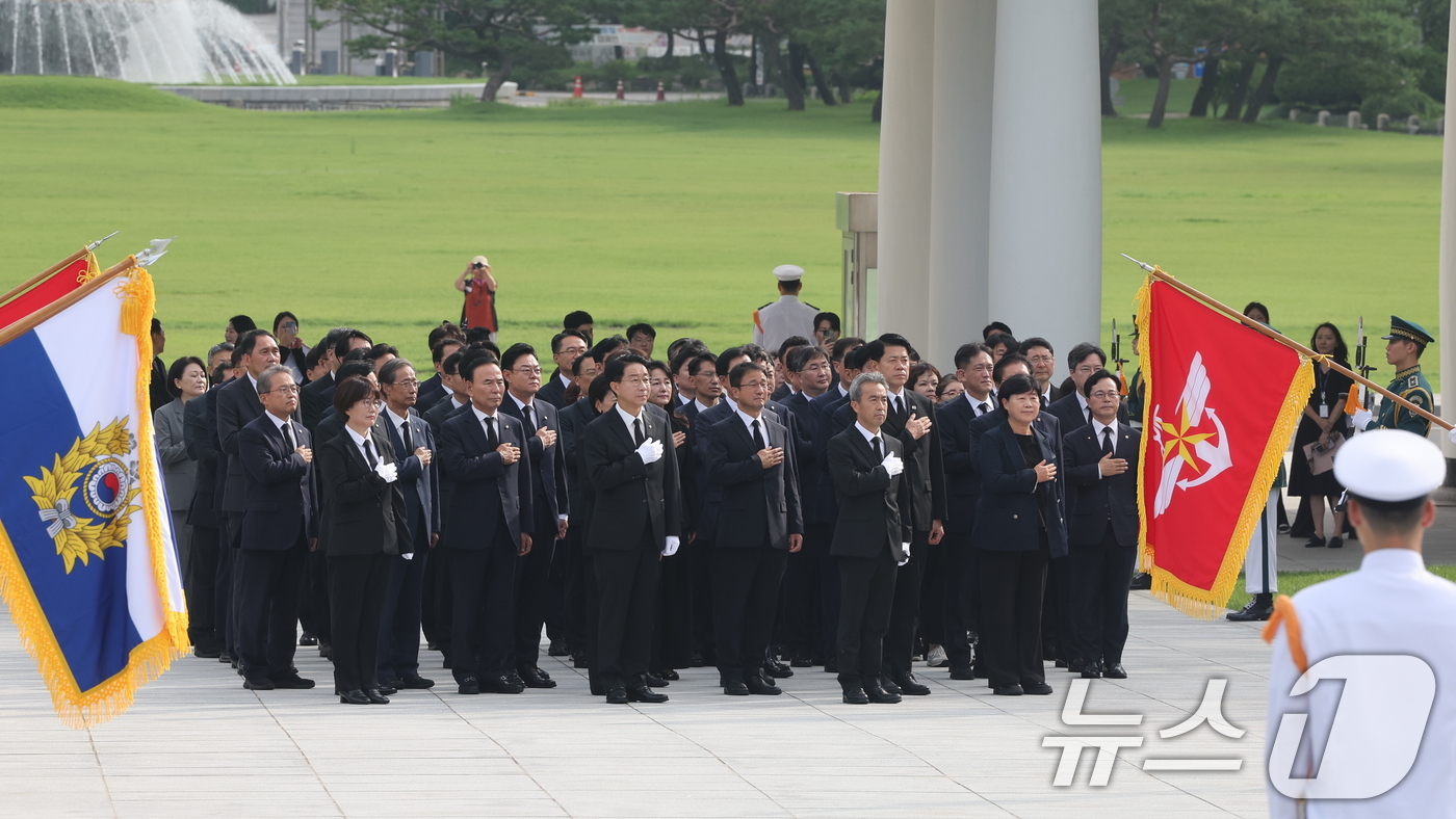 (서울=뉴스1) 황기선 기자 = 조정식 국회의장과 한병도, 정점식 여야 원내대표가 4일 오전 서울 동작구 국립현충원에서 의원들과 22대 후반기 국회 개원을 맞아 현충탑을 참배하기에 …