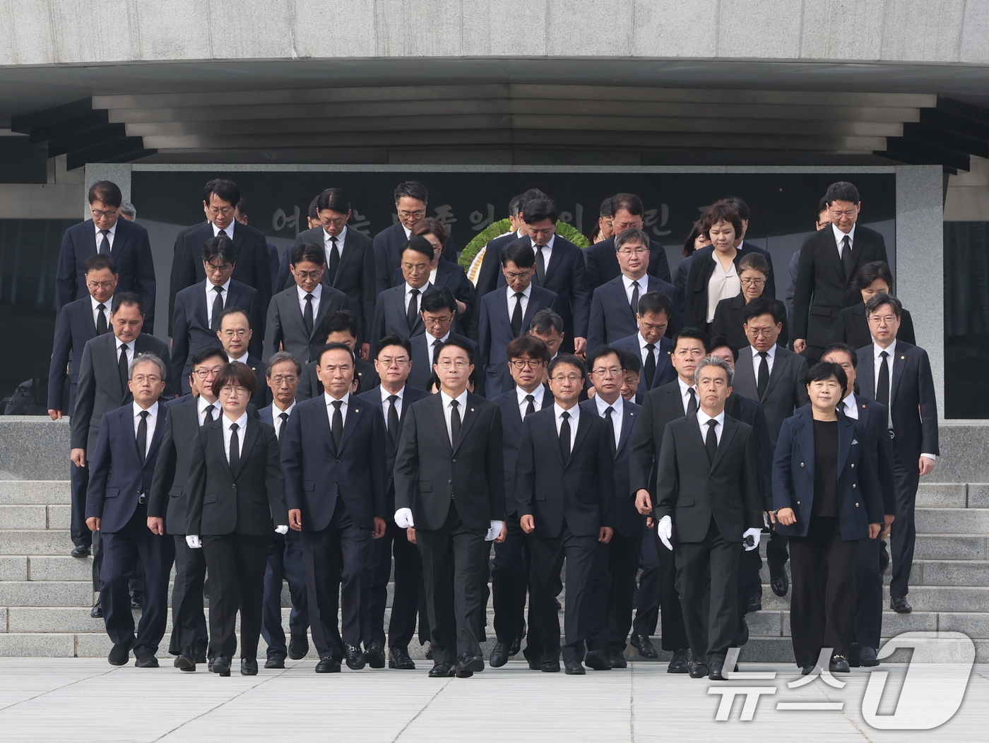(서울=뉴스1) 황기선 기자 = 조정식 국회의장과 한병도, 정점식 여야 원내대표가 24일 오전 서울 동작구 국립현충원에서 의원들과 22대 후반기 국회 개원을 맞아 현충탑을 참배를 …