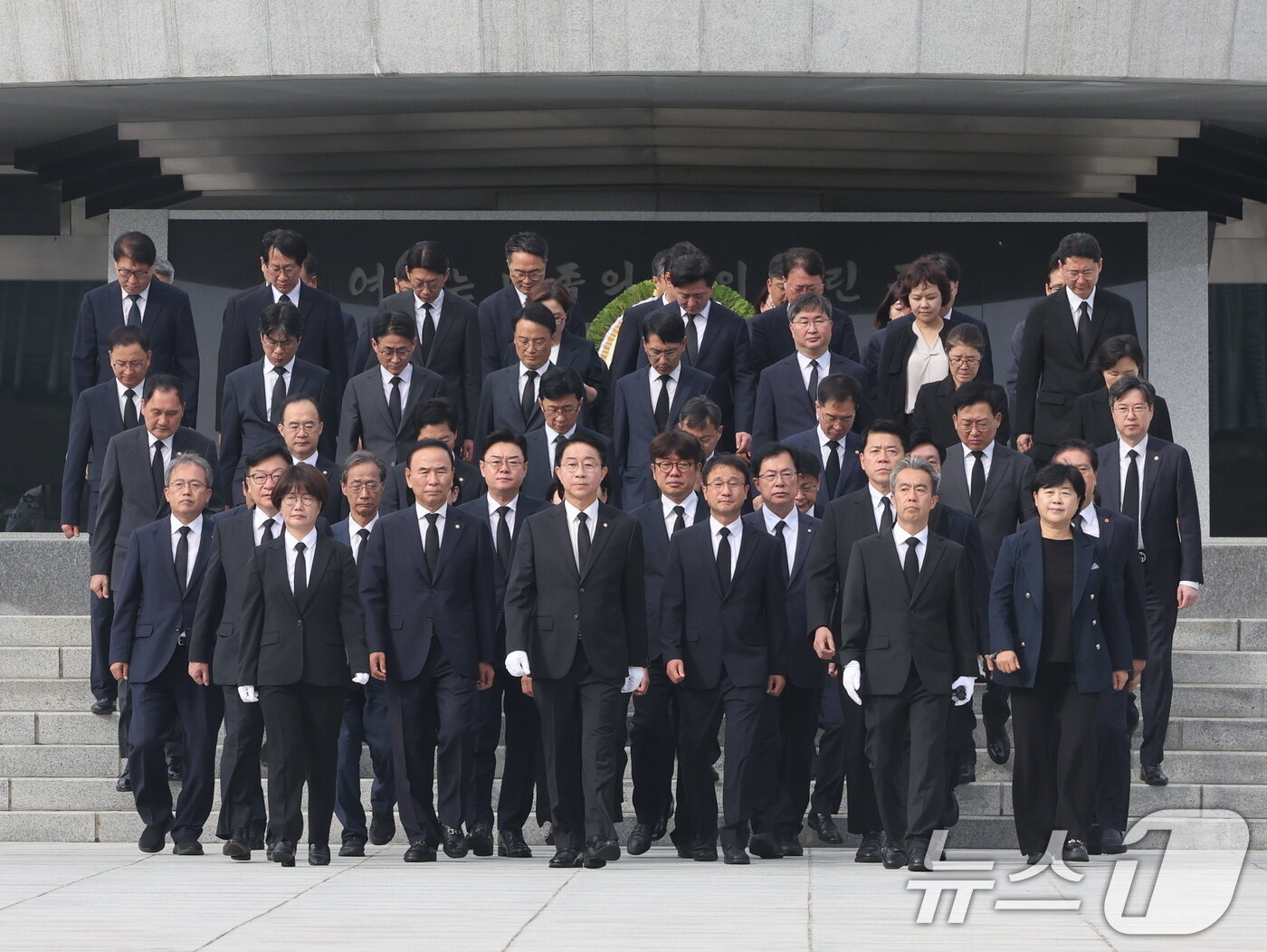 본문 이미지 - 조정식 국회의장과 한병도, 정점식 여야 원내대표가 24일 오전 서울 동작구 국립현충원에서 의원들과 22대 후반기 국회 개원을 맞아 현충탑을 참배를 마치고 이동하고 있다. 2026.7.24 ⓒ 뉴스1 황기선 기자