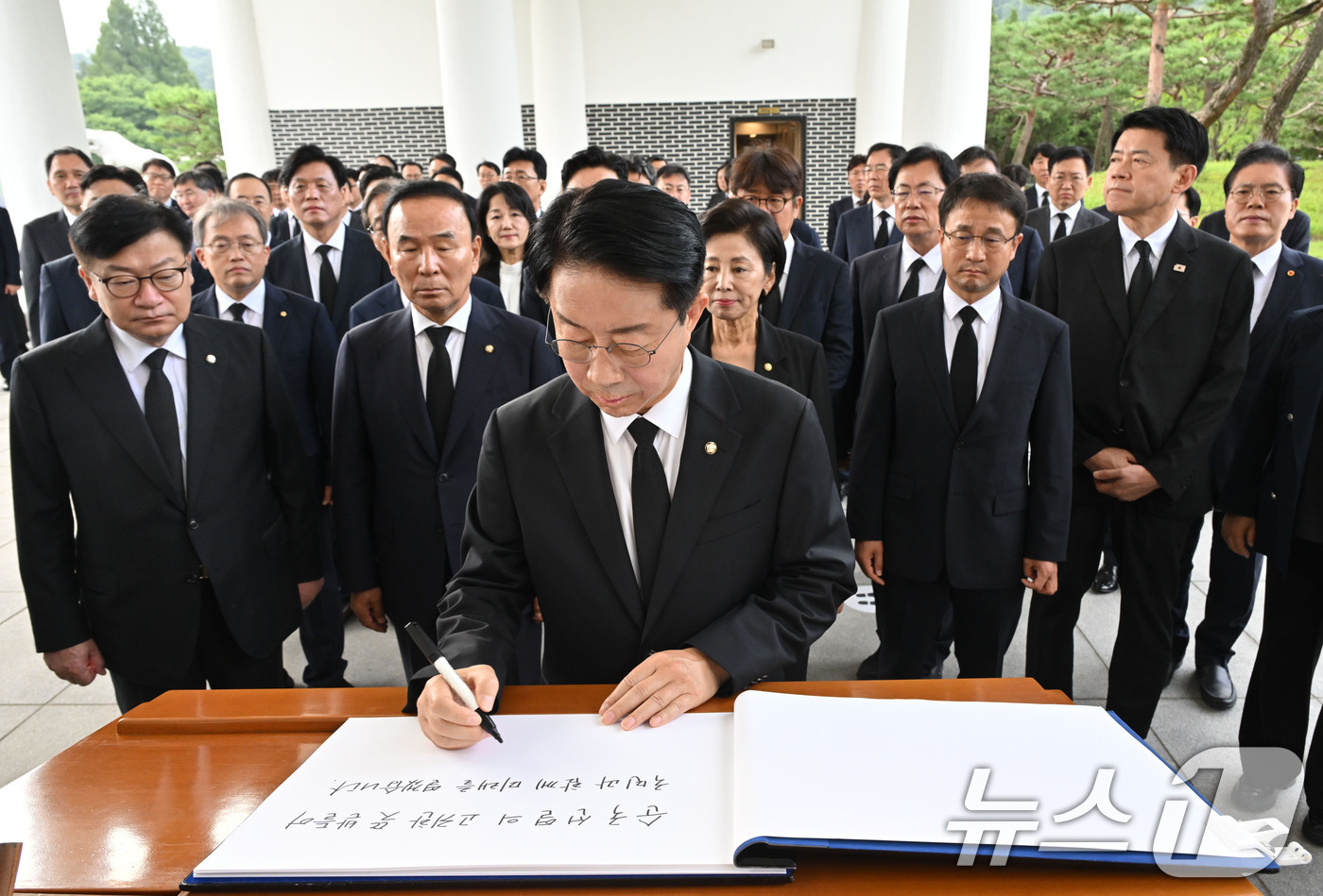 (서울=뉴스1) 황기선 기자 = 조정식 국회의장이 24일 오전 서울 동작구 국립서울현충원을 찾아 참배한 뒤 방명록을 작성하고 있다. (공동취재) 2026.7.24/뉴스1