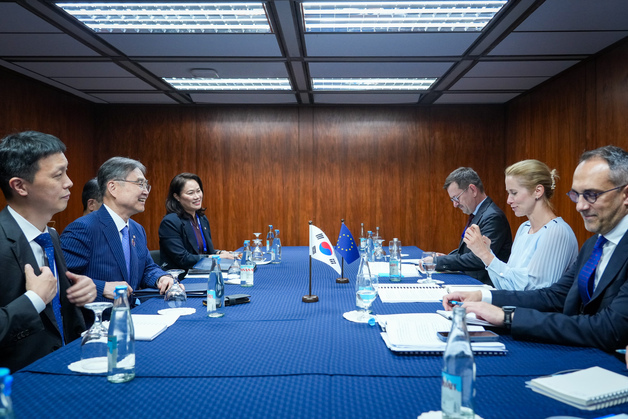 조현, EU·영국 외교수장과 연쇄 회담…안보·통상 협력 논의