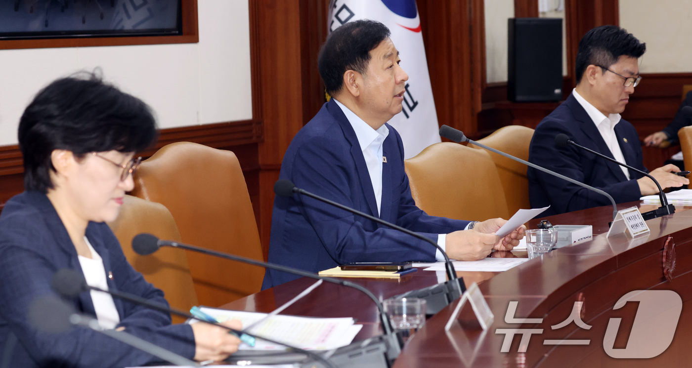 (서울=뉴스1) 김명섭 기자 = 구윤철 경제부총리 겸 재정경제부 장관이 24일 오전 서울 종로구 세종대로 정부서울청사에서 열린 민생물가 특별관리 관계장관 TF에서 모두 발언을 하고 …