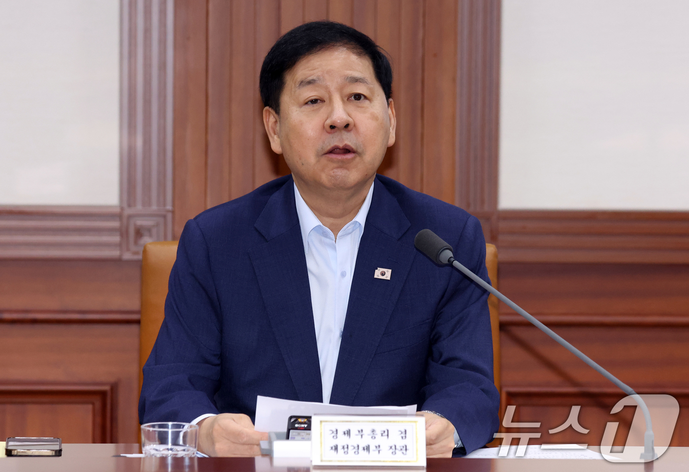 (서울=뉴스1) 김명섭 기자 = 구윤철 경제부총리 겸 재정경제부 장관이 24일 오전 서울 종로구 세종대로 정부서울청사에서 열린 민생물가 특별관리 관계장관 TF에서 모두 발언을 하고 …