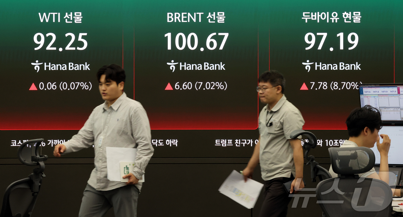 (서울=뉴스1) 김진환 기자 = 중동 긴장 재고조에 국제 유가가 급등한 24일 오전 서울 중구 하나은행 딜링룸 현황판에 브렌트유 선물과 WTI선물, 두바이유 현물 시세가 표시되고 …