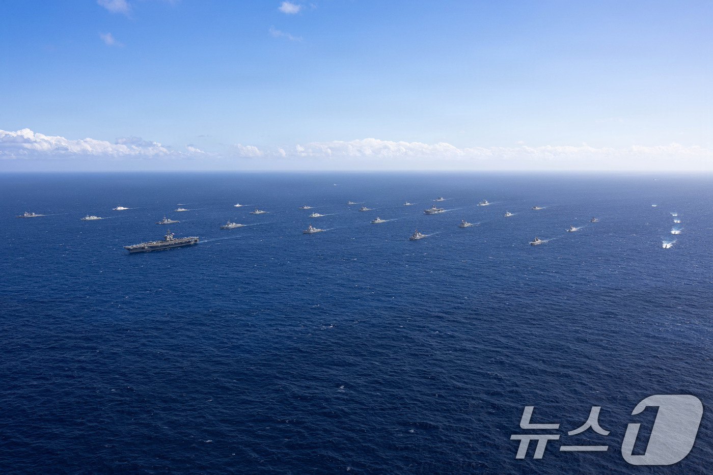 (서울=뉴스1) = 2026 환태평양훈련(RIMPAC)에 참가한 연합해군 전력이 22일(현지시간) 하와이 제도 북부에서 해상훈련을 하고 있다.대한민국 해군에서는 이지스구축함 정조대 …
