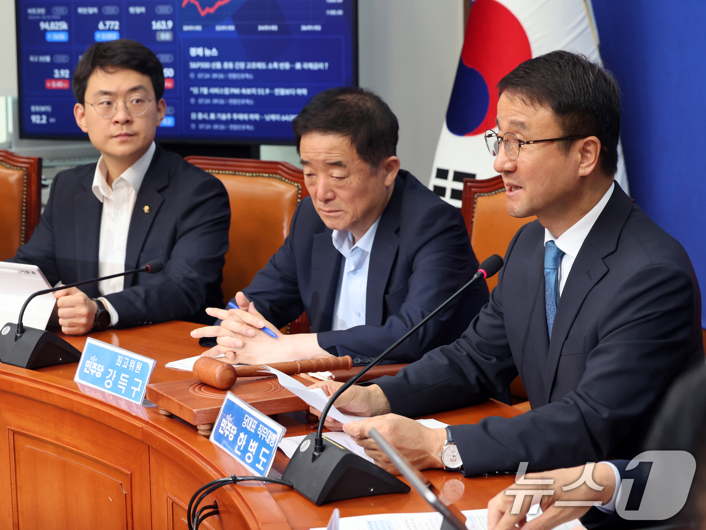(서울=뉴스1) 황기선 기자 = 한병도 더불어민주당 당대표 직무대행 겸 원내대표가 24일 오전 서울 여의도 국회에서 열린 최고위원회의에서 모두발언을 하고 있다. 2026.7.24/ …