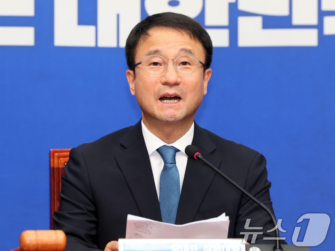 (서울=뉴스1) 황기선 기자 = 한병도 더불어민주당 당대표 직무대행 겸 원내대표가 24일 오전 서울 여의도 국회에서 열린 최고위원회의에서 모두발언을 하고 있다. 2026.7.24/ …
