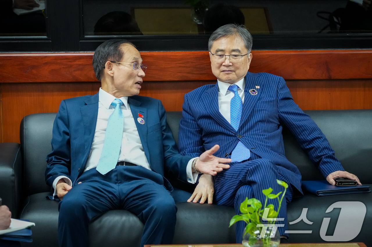 (서울=뉴스1) = '아세안 관련 외교장관회의' 참석을 위해 필리핀 마닐라를 방문 중인 조현 외교부 장관이 23일(현지시간) 레 화이 쭝 베트남 외교장관과 회담하고 있다. (외교부 …