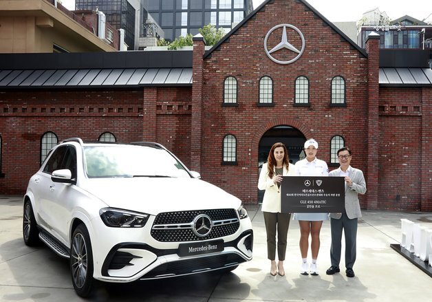 벤츠코리아, 한국여자오픈 우승자 김민솔 선수에 GLE 450 전달