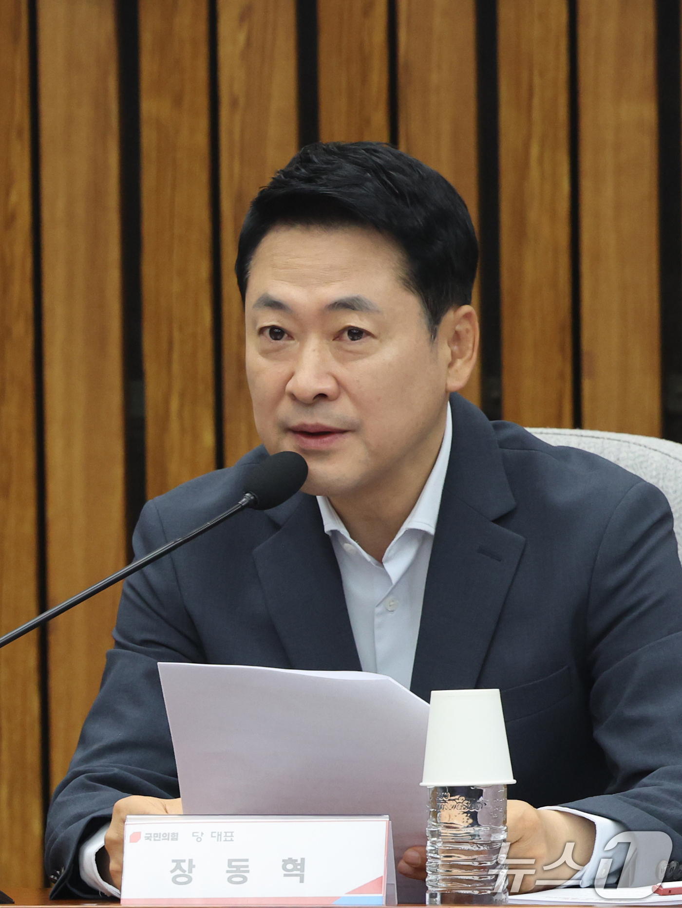 (서울=뉴스1) 황기선 기자 = 장동혁 국민의힘 대표가 24일 오전 서울 여의도 국회에서 열린  '규제에서 시장으로, 징벌에서 합리로' 국민의힘 부동산정책 정상화 토론회에서 인사말 …