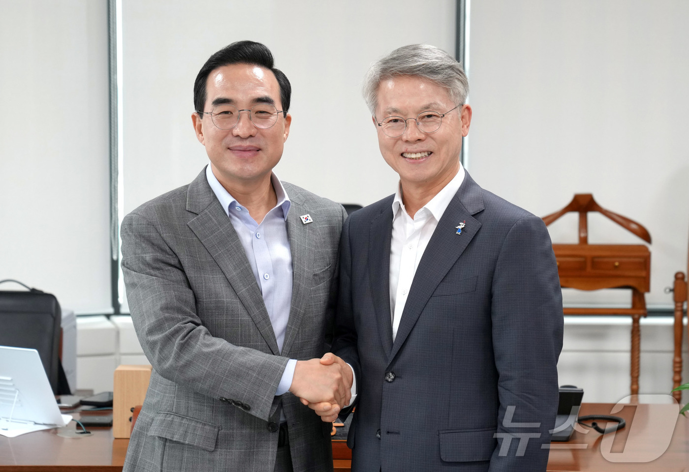 (전남광주=뉴스1) 전원 기자 = 민형배 전남광주통합특별시장이 24일 서울 한국재정정보원에서 박홍근 기획예산처 장관과 면담을 갖고 전남광주통합특별시 2027년 현안사업 추진을 위한 …