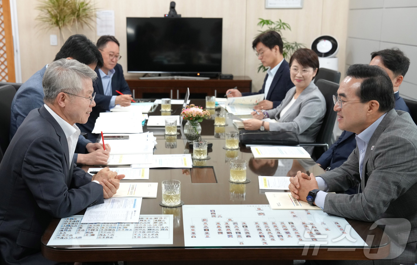 (전남광주=뉴스1) 전원 기자 = 민형배 전남광주통합특별시장이 24일 서울 한국재정정보원에서 박홍근 기획예산처 장관과 면담을 갖고 전남광주통합특별시 2027년 현안사업 추진을 위한 …