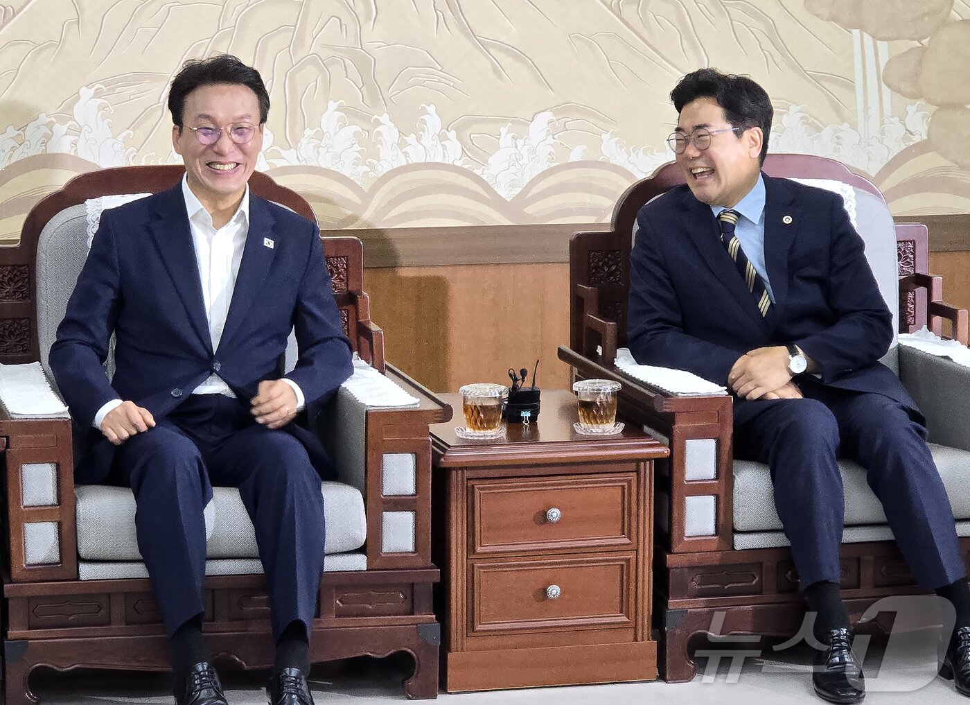 본문 이미지 - 김민석 더불어민주당 당대표 후보가 24일 오전 인천시 남동구 인천시청 접견실에서 박찬대 인천시장과 만나 대화를 나누고 있다. 2026.7.24 ⓒ 뉴스1 유준상 기자