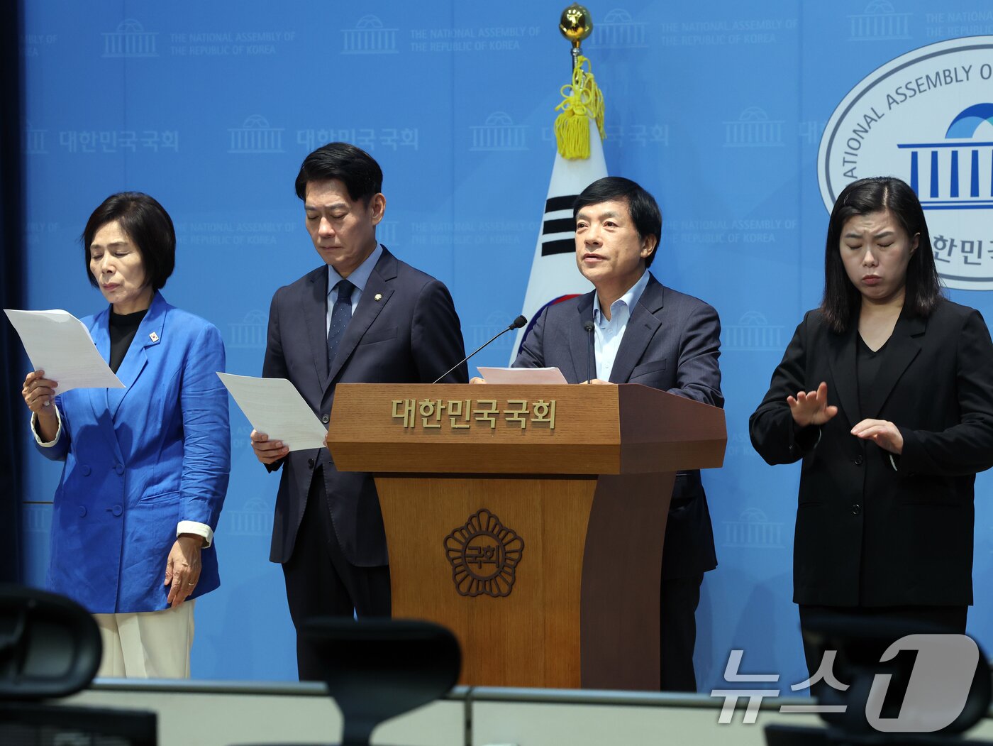 본문 이미지 - 더불어민주당 최민희, 한민수, 이성윤 최고위원 후보가 24일 서울 여의도 국회 소통관에서 김민석 당대표 후보의 '신천지 의혹' 제기에 대한 기자회견을 하고 있다. 2026.7.24 ⓒ 뉴스1 황기선 기자