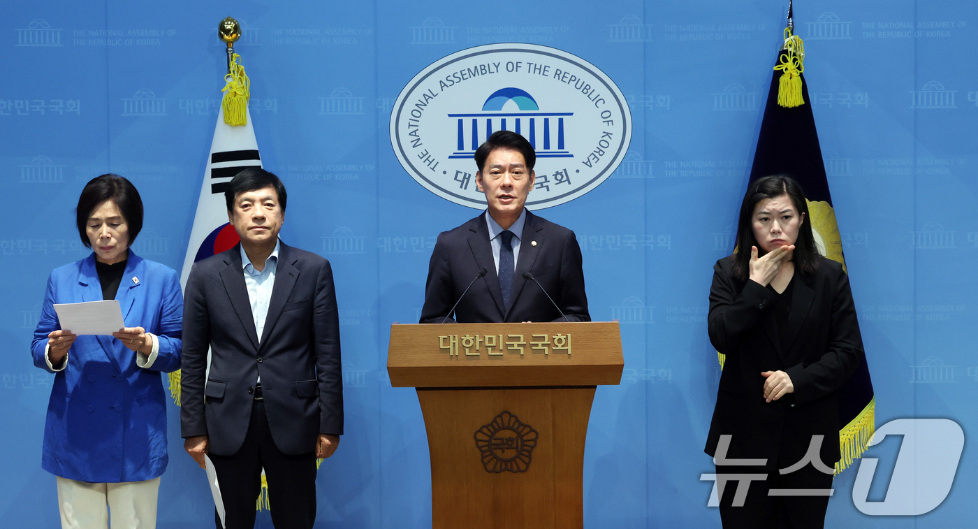 (서울=뉴스1) 황기선 기자 = 더불어민주당 최민희, 한민수, 이성윤 최고위원 후보가 24일 서울 여의도 국회 소통관에서 김민석 당대표 후보의 '신천지 의혹' 제기에 대한 기자회견 …