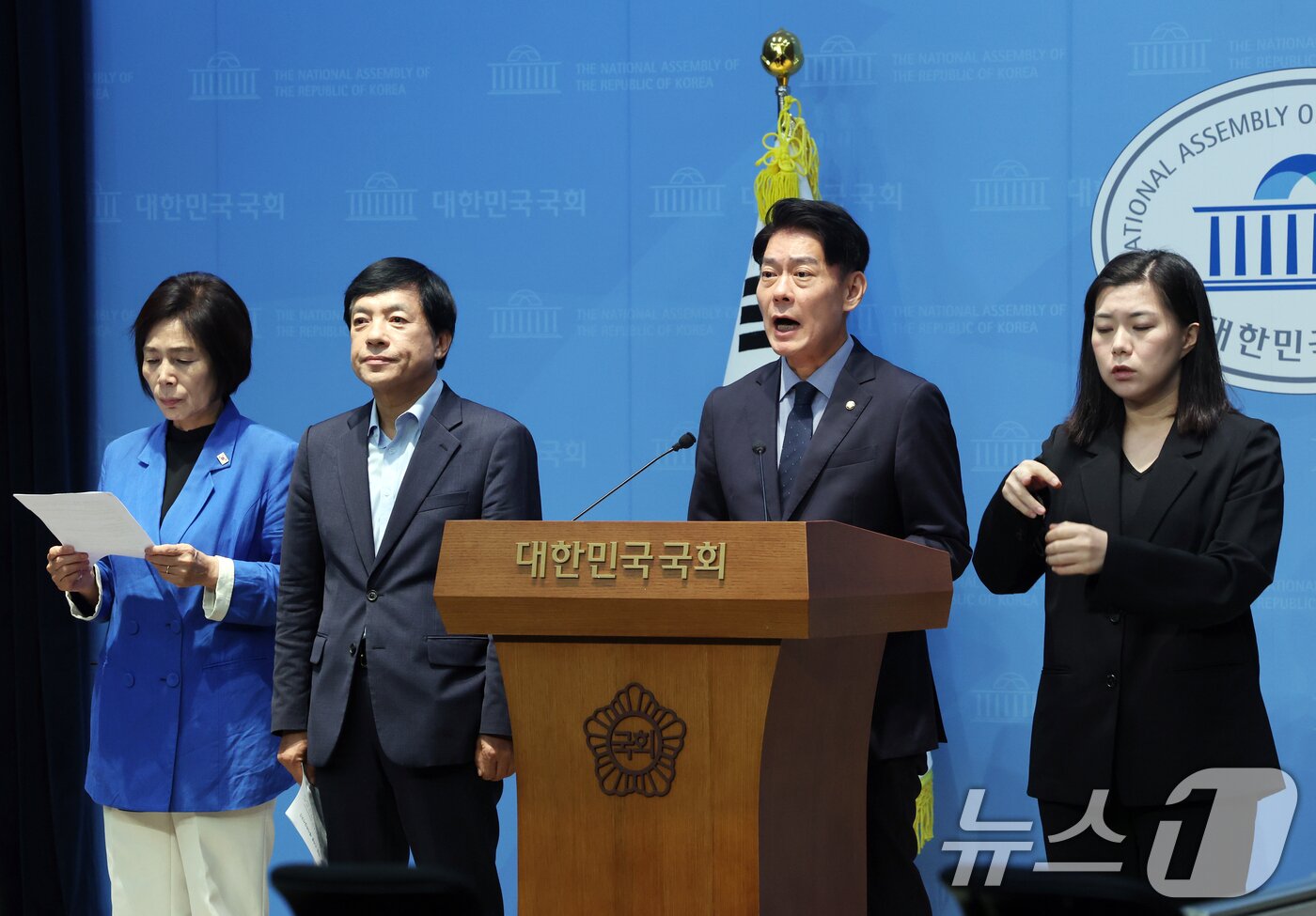 본문 이미지 - 더불어민주당 최민희, 한민수, 이성윤 최고위원 후보가 24일 서울 여의도 국회 소통관에서 김민석 당대표 후보의 '신천지 의혹' 제기에 대한 기자회견을 하고 있다. 2026.7.24 ⓒ 뉴스1 황기선 기자