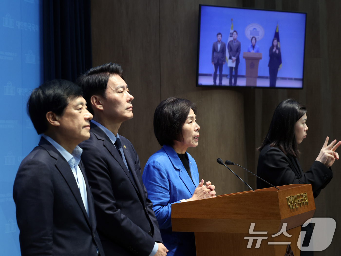 (서울=뉴스1) 황기선 기자 = 더불어민주당 최민희, 한민수, 이성윤 최고위원 후보가 24일 서울 여의도 국회 소통관에서 김민석 당대표 후보의 '신천지 의혹' 제기에 대한 기자회견 …