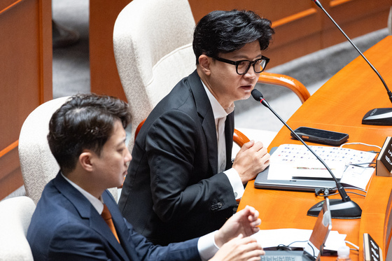 한동훈, 선거 전 선관위 휴가 제한법 발의…"출산·경조 등은 제외"