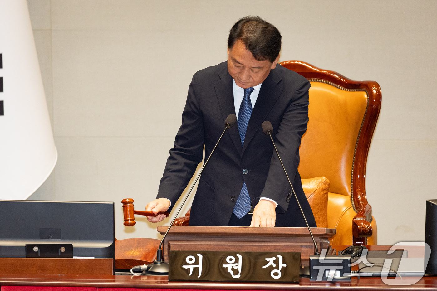 (서울=뉴스1) 유승관 기자 = 이광재 국회 예산결산특별위원장이 24일 서울 여의도 국회에서 열린 제437회 국회(임시회) 예산결산특별위원회 제2차 전체회의에서 의사봉을 두드리고 …