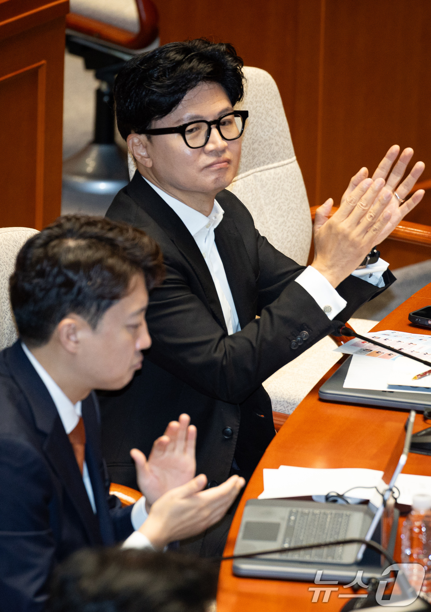 (서울=뉴스1) 유승관 기자 = 한동훈 무소속 의원과 이준석 개혁신당 대표가 24일 서울 여의도 국회에서 열린 제437회 국회(임시회) 예산결산특별위원회 제2차 전체회의에서 손뼉을 …