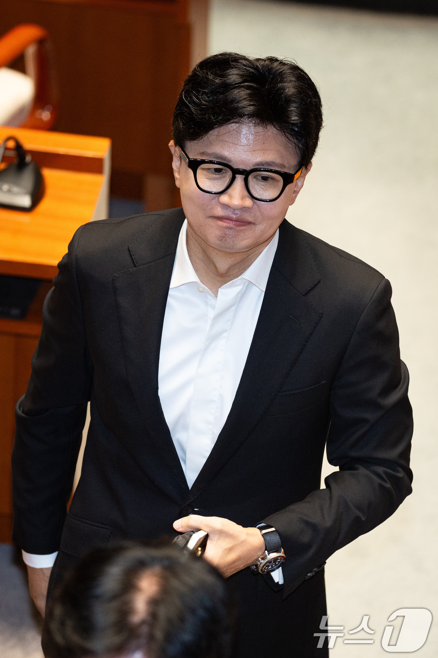 (서울=뉴스1) 유승관 기자 = 한동훈 무소속 의원이 24일 서울 여의도 국회에서 열린 제437회 국회(임시회) 예산결산특별위원회 제2차 전체회의 산회 후 회의장을 나서고 있다. …