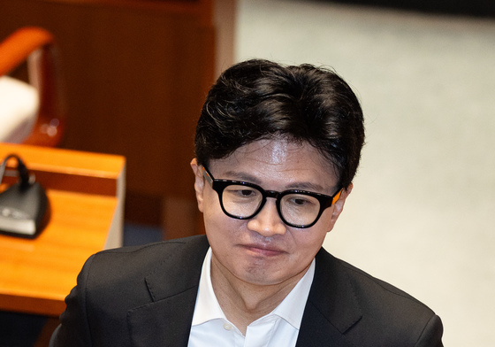예결위 회의장 나서는 한동훈 의원