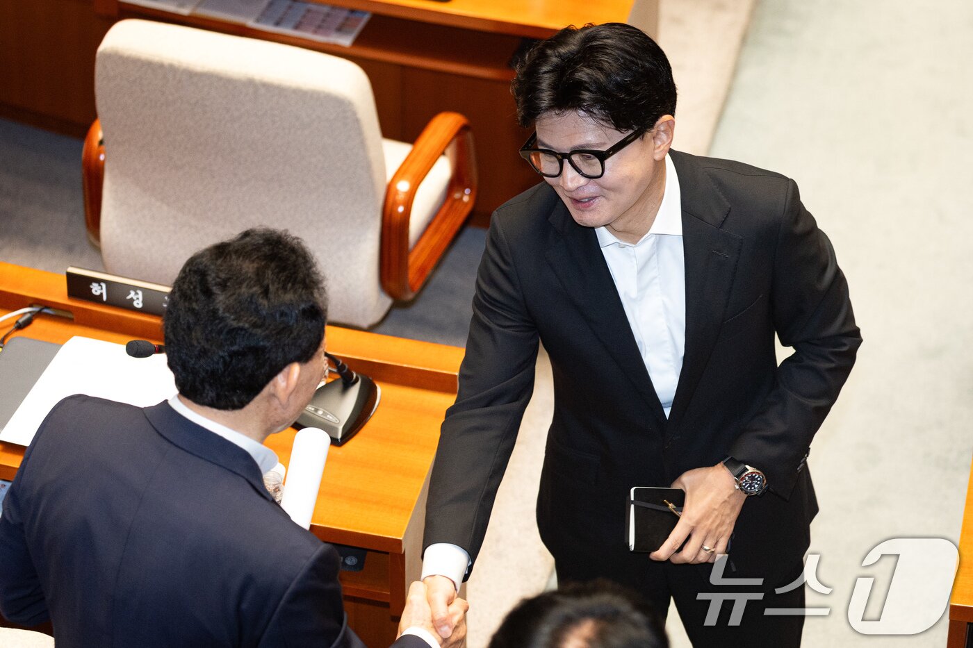 본문 이미지 - 한동훈 무소속 의원이 24일 서울 여의도 국회에서 열린 제437회 국회(임시회) 예산결산특별위원회 제2차 전체회의 산회 후 의원들과 인사하고 있다. 2026.7.24 ⓒ 뉴스1 유승관 기자