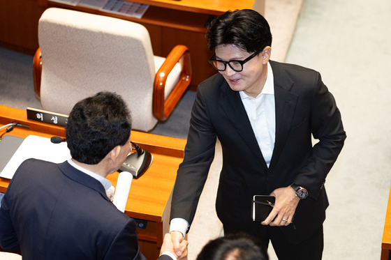 의원들과 인사 나누는 한동훈