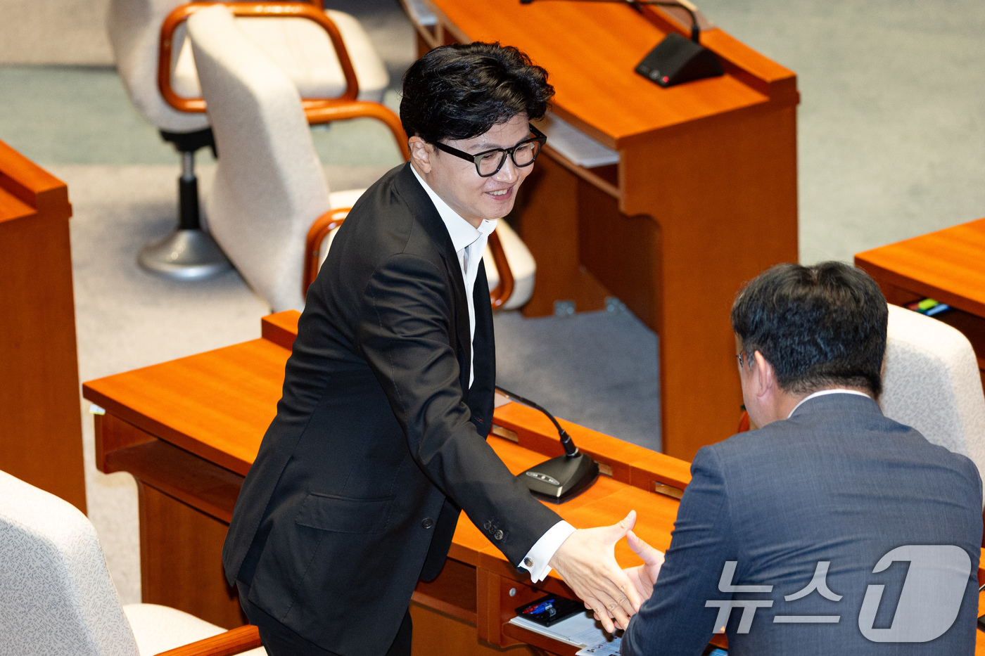 (서울=뉴스1) 유승관 기자 = 한동훈 무소속 의원이 24일 서울 여의도 국회에서 열린 제437회 국회(임시회) 예산결산특별위원회 제2차 전체회의 산회 후 의원들과 인사하고 있다. …