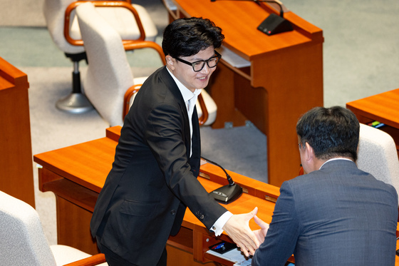 예결위원들과 인사 나누는 한동훈