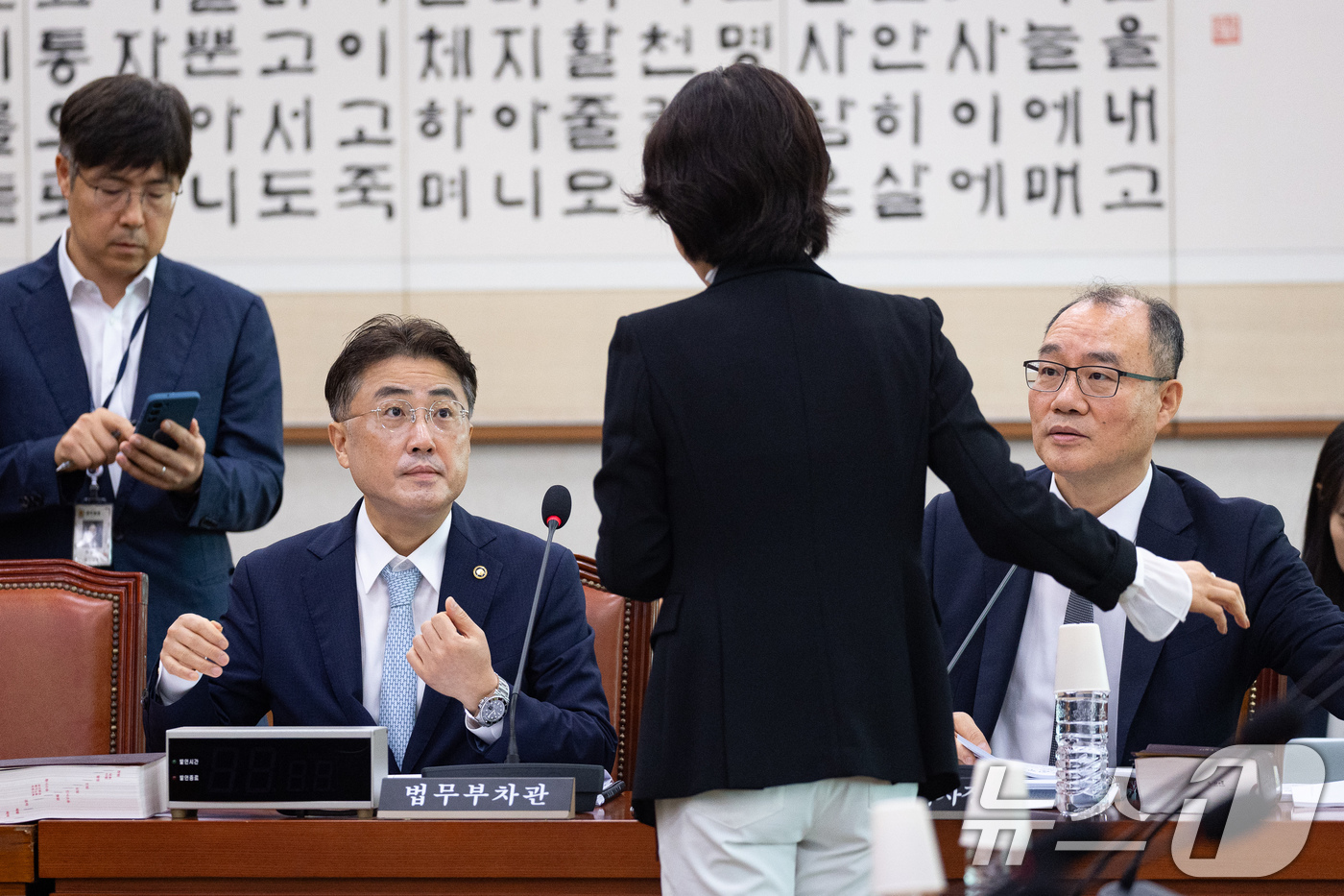 (서울=뉴스1) 유승관 기자 = 이진수 법무부 차관(왼쪽)과 기우종 법원행정처 차장이 24일 서울 여의도 국회에서 열린 제437회 국회(임시회) 법제사법위원회 제7차 법안심사제1소 …