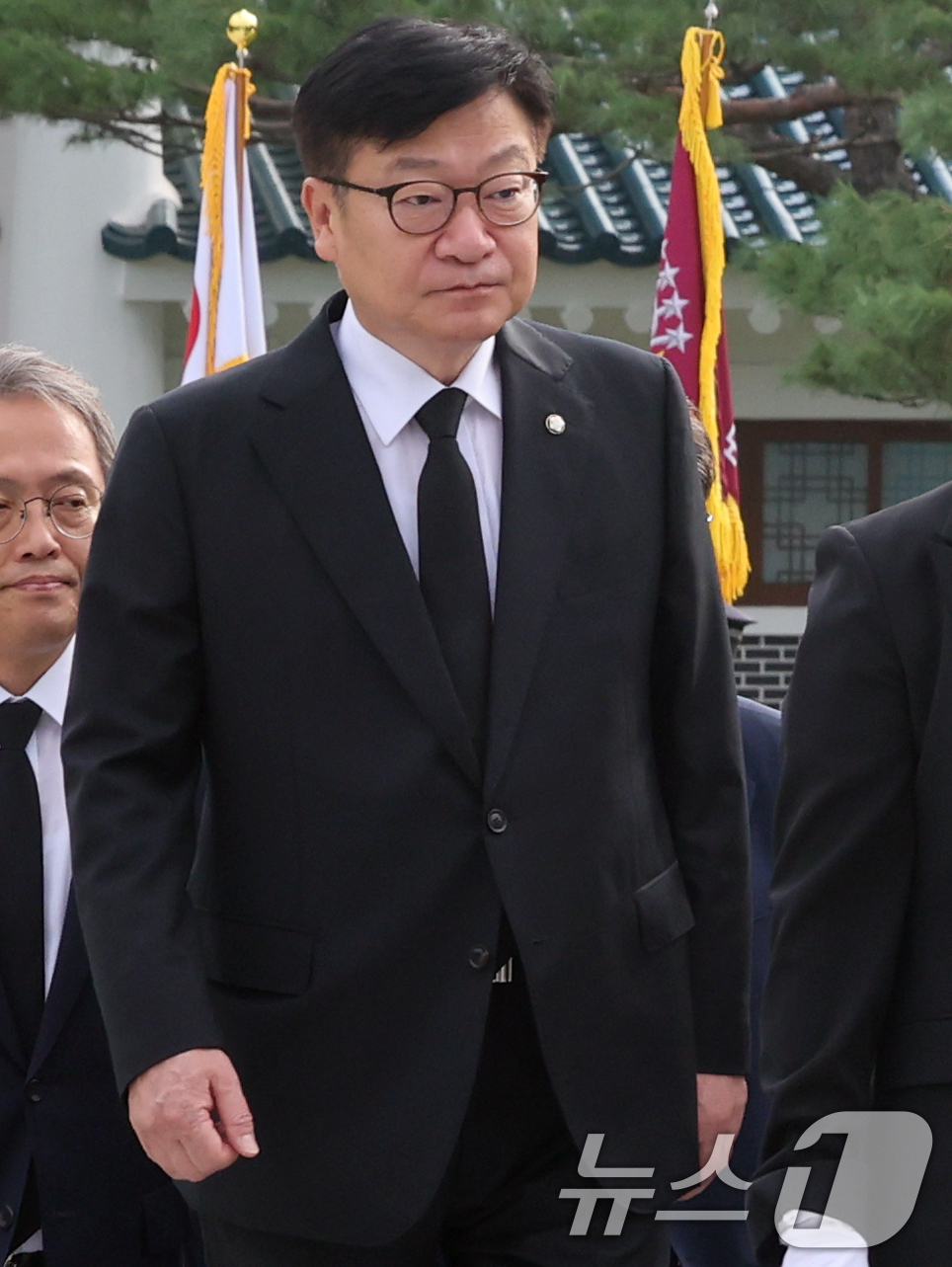 (서울=뉴스1) 황기선 기자 = 정점식 국민의힘 원내대표가 24일 오전 서울 동작구 국립현충원에서 22대 후반기 국회 개원을 맞아 현충탑을 참배하기 위해 발걸음을 옮기고 있다. …