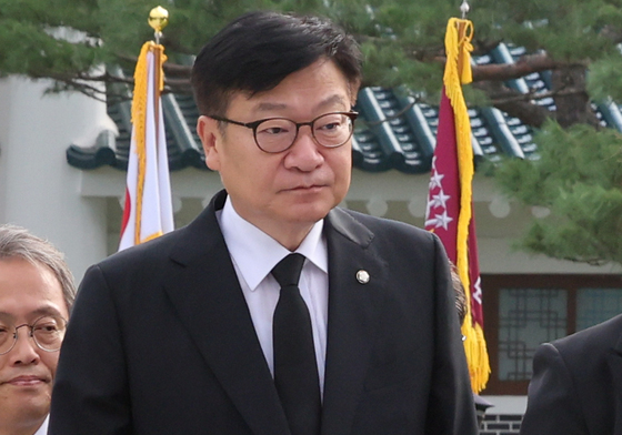 현충탑으로 향하는 정점식 원내대표