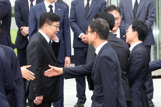 의원들과 인사 나누는 정점식 원내대표