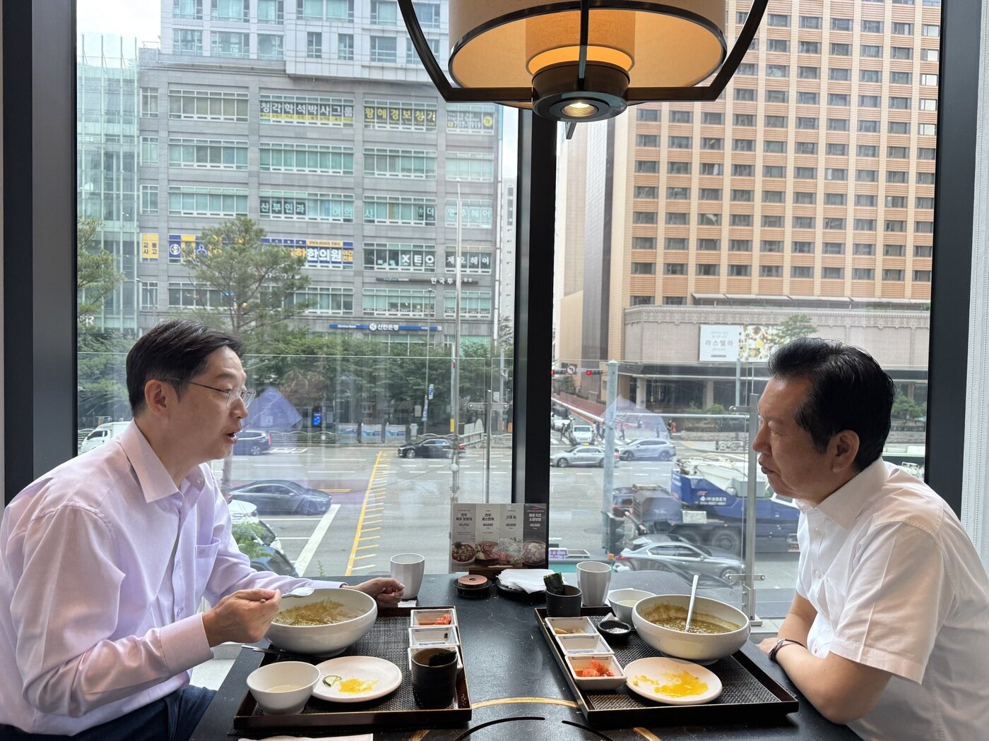 본문 이미지 - 정청래 당대표 후보가 24일 오전 김경수 전 경남도지사와 조찬간담회를 갖는 모습. (정청래 후보 측 제공) 2026.7.24/뉴스1