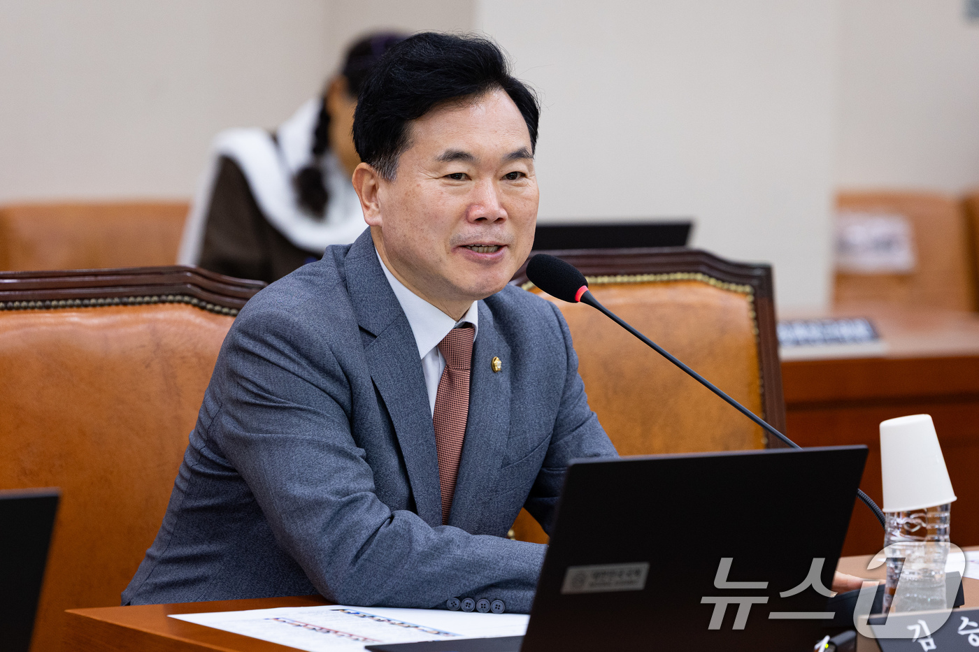(서울=뉴스1) 유승관 기자 = 김승수 국민의힘 의원이 24일 서울 여의도 국회에서 열린 제437회 국회(임시회) 문화체육관광위원회 제3차 전체회의에서 인사말을 하고 있다. 202 …