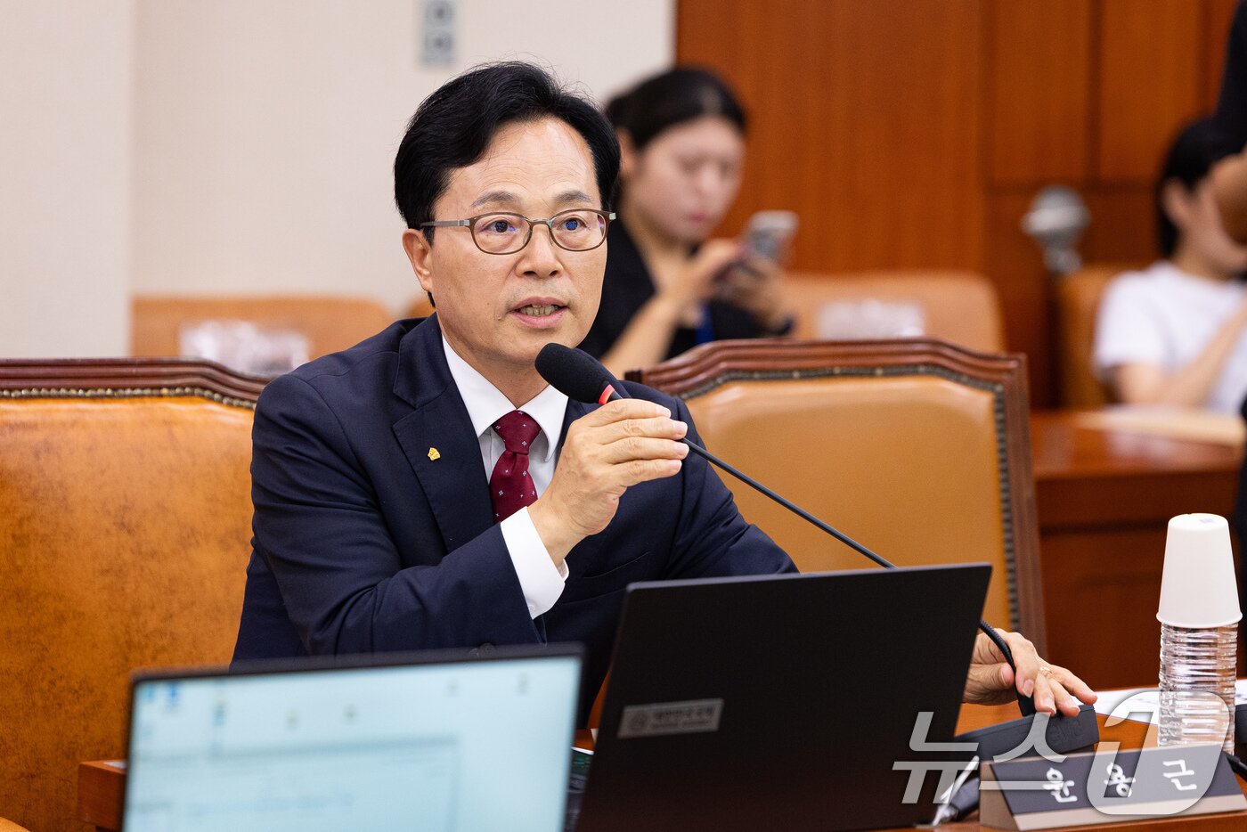 본문 이미지 - 윤용근 국민의힘 의원이 24일 서울 여의도 국회에서 열린 제437회 국회(임시회) 문화체육관광위원회 제3차 전체회의에서 인사말을 하고 있다. 2026.7.24 ⓒ 뉴스1 유승관 기자