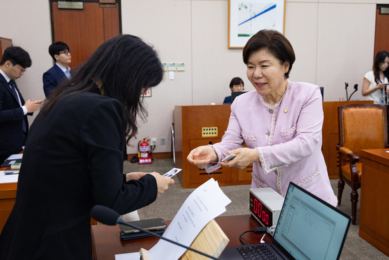 이재정 위원장과 인사 나누는 조은희 국민의힘 간사