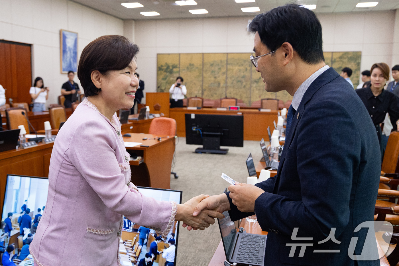 (서울=뉴스1) 유승관 기자 = 국민의힘 조은희(왼쪽), 더불어민주당 이정문 간사가 24일 서울 여의도 국회에서 열린 제437회 국회(임시회) 문화체육관광위원회 제3차 전체회의 산 …