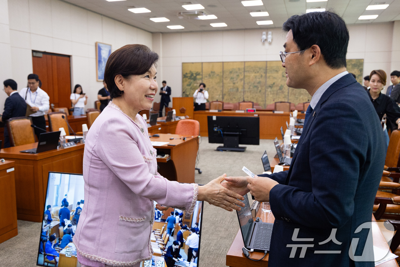 (서울=뉴스1) 유승관 기자 = 국민의힘 조은희(왼쪽), 더불어민주당 이정문 간사가 24일 서울 여의도 국회에서 열린 제437회 국회(임시회) 문화체육관광위원회 제3차 전체회의 산 …