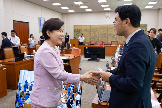 인사 나누는 문체위 여야 간사