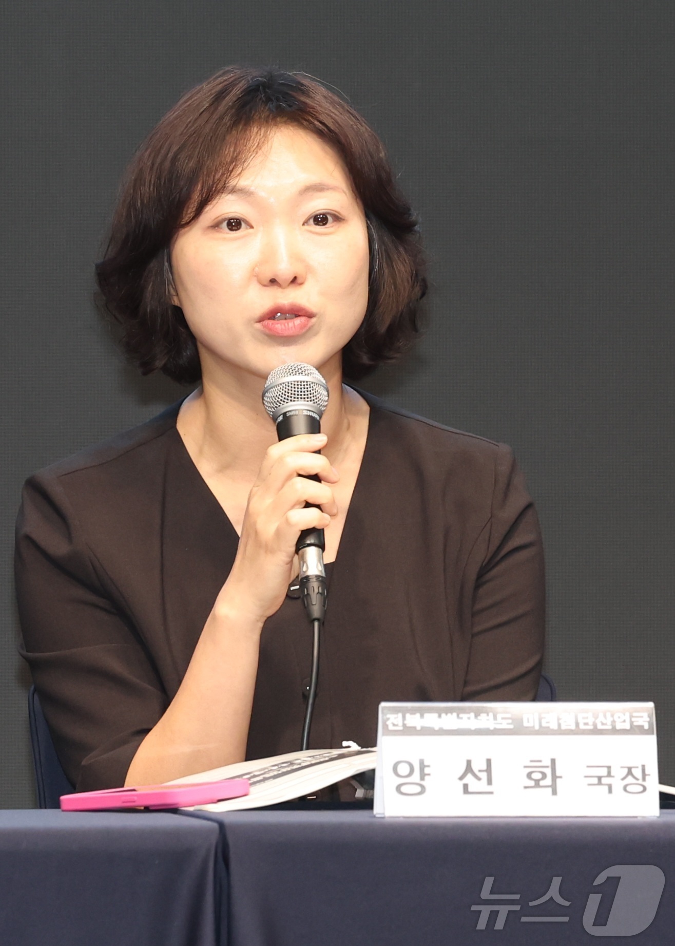 (전주=뉴스1) 유경석 기자 = 양선화 전북특별자치도 미래첨단산업국장이 24일 전북 전주시 시그니처 호텔에서 열린 제14회 전북포럼 종합토론에서 발언을 하고 있다. 2026.7.2 …
