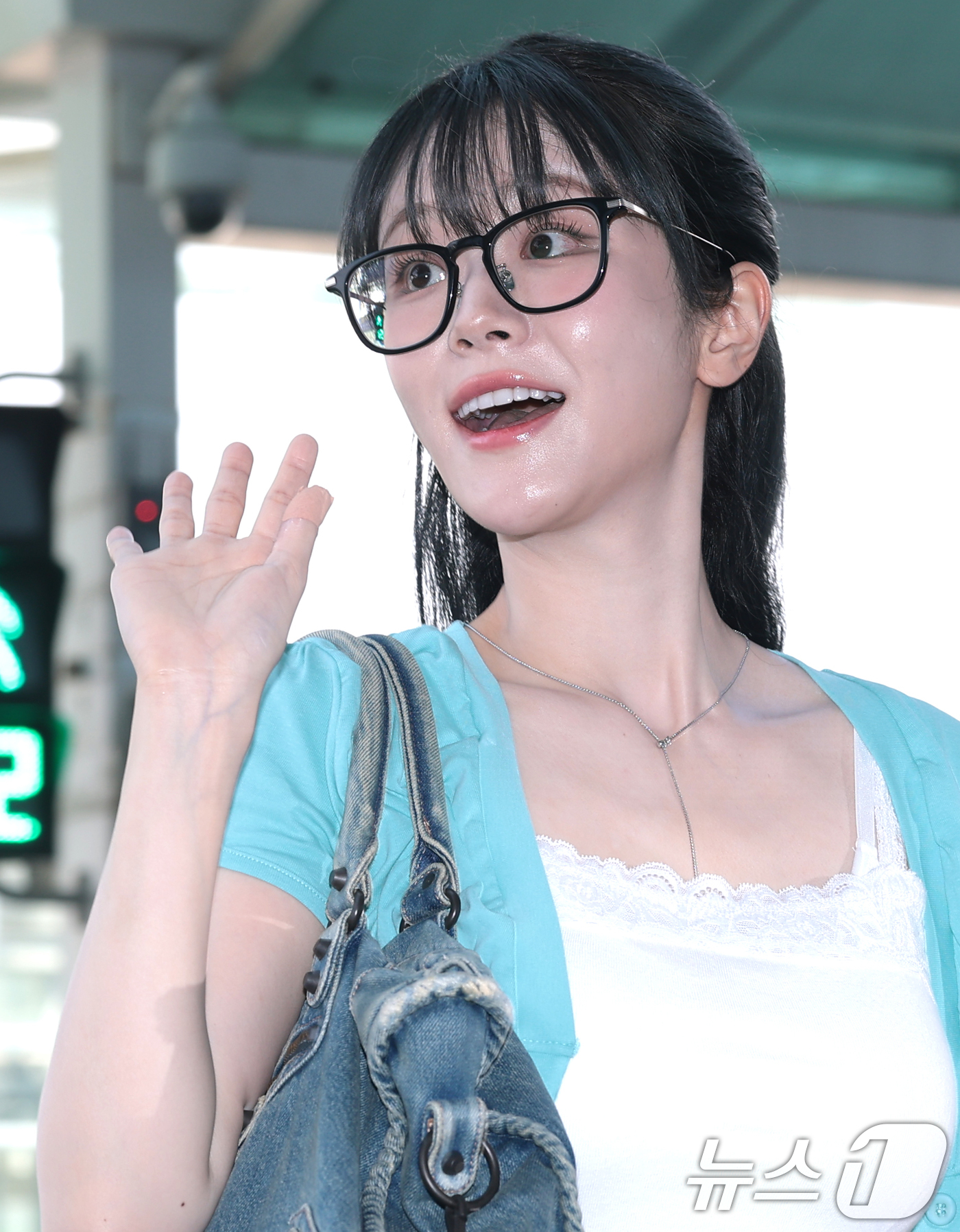 (인천공항=뉴스1) 권현진 기자 = QWER 쵸단이 ACON 2026 참석을 위해 24일 인천공항을 통해 대만 타이베이로 출국하고 있다. 2026.7.24/뉴스1